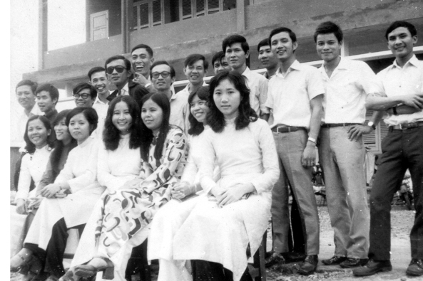 Đội ngũ giáo sư trẻ nhiệt tình vừa tốt nghiệp Đại Học Sư Phạm Sài Gòn