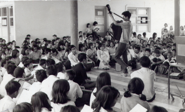 Nhạc sĩ Nguyễn Đức Quang (cầm đàn) trong một buổi sinh hoạt của nhóm Du Ca với các học sinh trường  Trung Học Kiểu Mẫu Thủ Đức vào cuối thập niên 1960