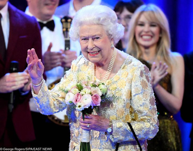 9 điều Nữ hoàng Anh Elizabeth II tuyệt đối không bao giờ làm: Vậy mới thấy Hoàng gia Anh nghiêm khắc đến mức nào - Ảnh 9.